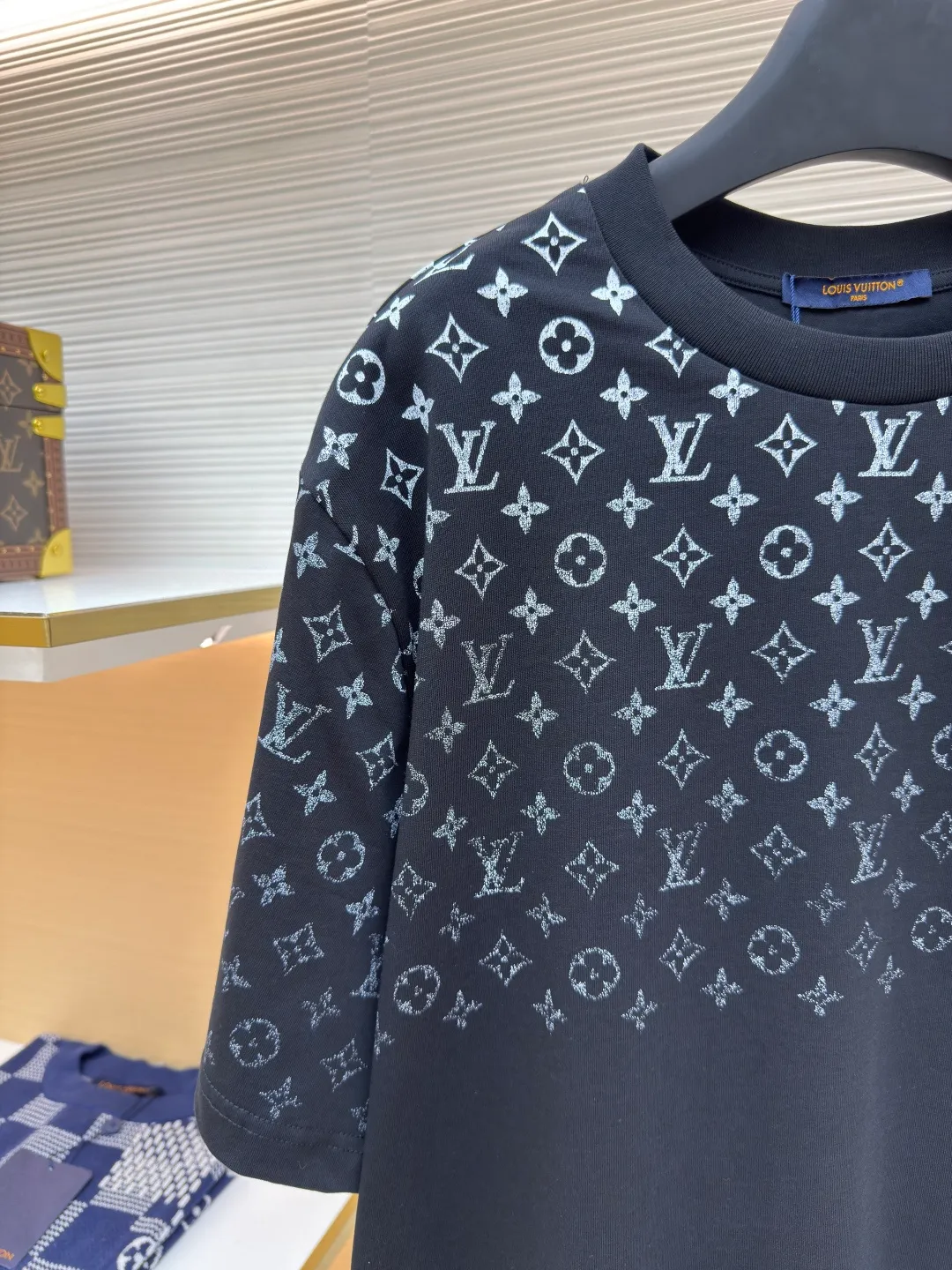 LOUIS VUITTON Gradient presbyopic T-shirt ●Authentic product: Purchased and developed by 8450 ●Item number: 1680207-A10 ●Fabric: refined sulfur cotton fabric ●Technology: printing production ●Version: fitted version ●Weight: about 305 grams ●Size: XS-S-M-L ●Description: The fabric is made of 32s double-ply combed cotton compact siro-spun yarn, matched with 1*1 flat knitted cotton thread. The entire garment's front and rear panels, left and right sleeves, are printed with Kornit white ink digital direct injection. The first draft is made based on the Y-plate scanned pattern, and the clarity of the first draft is corrected by hand to ensure that the printed flower pieces have a gradient and orderly visual effect. The overall wiring is straight and delicate, the fabric is comfortable and soft, and the color is consistent without color difference. It can be matched with the same style to create a fashionable look and control various occasions. Customized accessories, complete with three standards, same style for men and women!